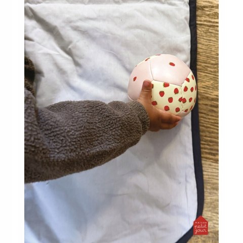 Maison Petit Jour Miękka Piłka Truskawki dla Niemowląt Malucha 10 cm